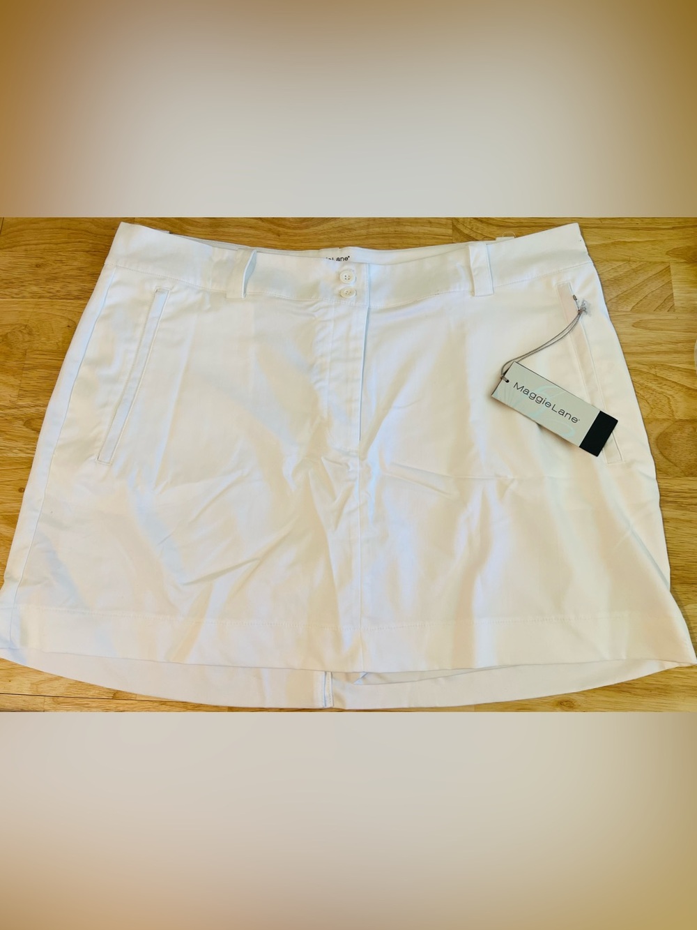 Maggie Lane Women’s White Tech Golf Skort size 16. Zipper pocket. NWT